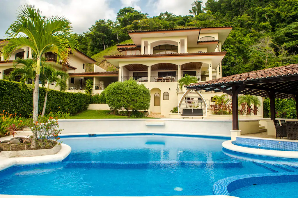 los-Jaco-estate-twins-mansion